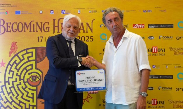 GIFFONI FILM FESTIVAL: IL REGISTA PAOLO SORRENTINO CONSEGNA AD ANAS IL PREMIO “DRIVE THE CHANGE”
