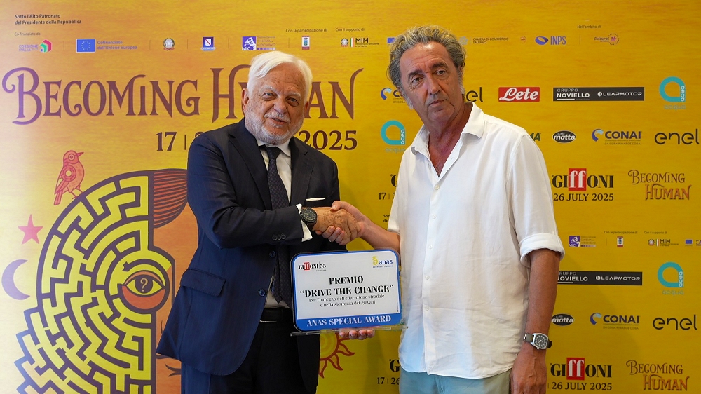 GIFFONI FILM FESTIVAL: IL REGISTA PAOLO SORRENTINO CONSEGNA AD ANAS IL PREMIO “DRIVE THE CHANGE”