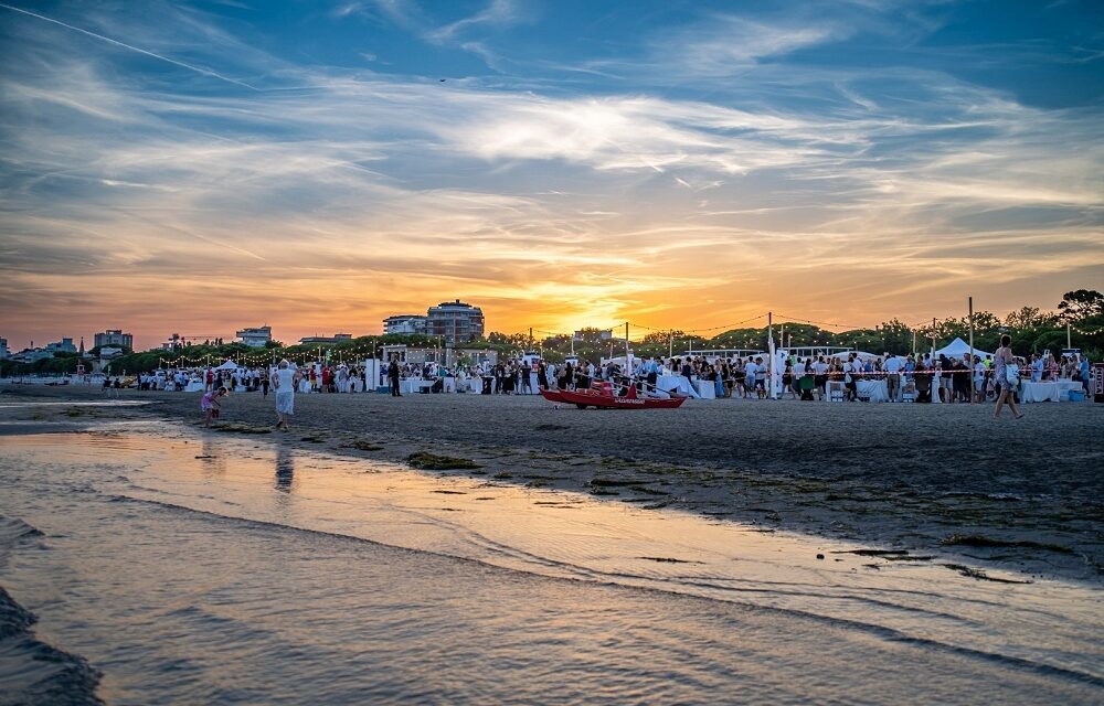 Sulla spiaggia di Grado Cena Spettacolo on the beach dei Solisti del Gusto di Friuli Venezia Giulia Via dei Sapori
