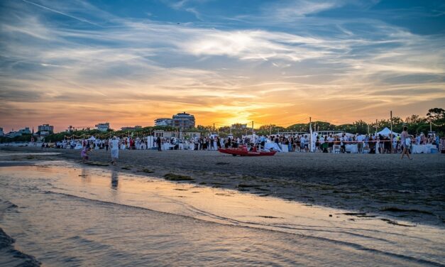 Sulla spiaggia di Grado Cena Spettacolo on the beach dei Solisti del Gusto di Friuli Venezia Giulia Via dei Sapori