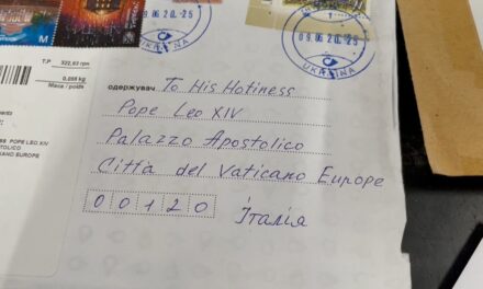 UN FIUME DI LETTERE PER PAPA LEONE XIV: OGNI GIORNO 100 CHILI DI POSTA AL VATICANO