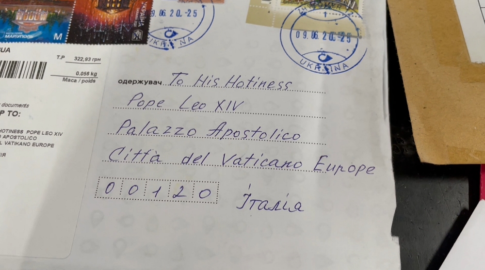 UN FIUME DI LETTERE PER PAPA LEONE XIV: OGNI GIORNO 100 CHILI DI POSTA AL VATICANO