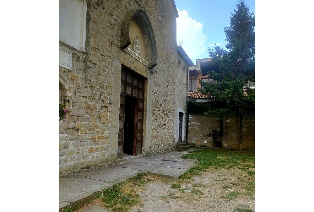 Muggia, rifacimento del cortile della chiesa di San Francesco