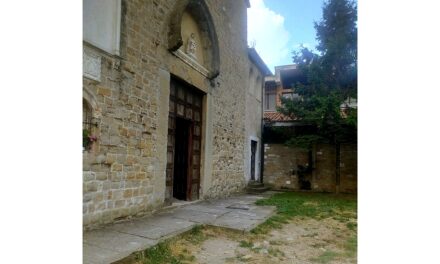Muggia, rifacimento del cortile della chiesa di San Francesco