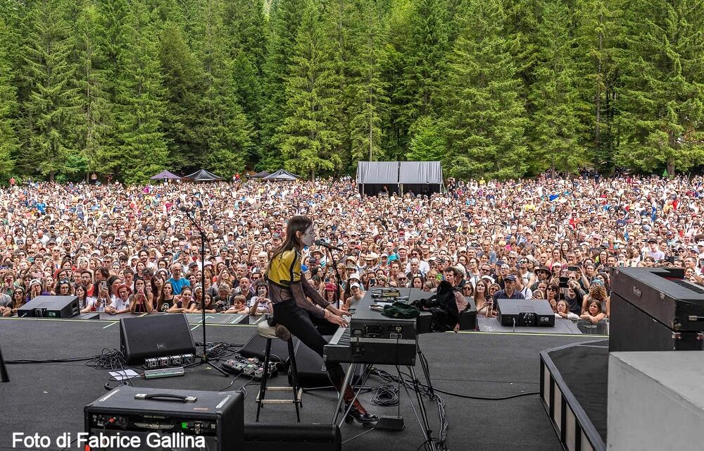 LUCIO CORSI, IL SUSSURRO ROCK CHE INCANTA CINQUEMILA CUORI AI LAGHI DI FUSINE ALLA TRENTESIMA EDIZIONE DEL NO BORDERS MUSIC FESTIVAL