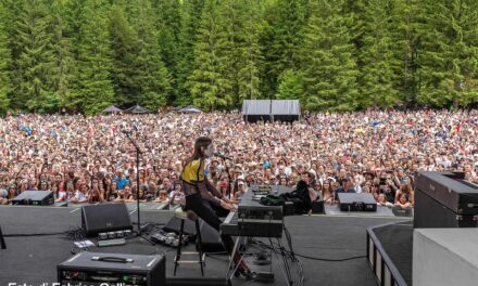 LUCIO CORSI, IL SUSSURRO ROCK CHE INCANTA CINQUEMILA CUORI AI LAGHI DI FUSINE ALLA TRENTESIMA EDIZIONE DEL NO BORDERS MUSIC FESTIVAL