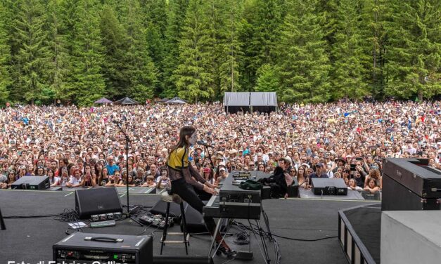 LUCIO CORSI, IL SUSSURRO ROCK CHE INCANTA CINQUEMILA CUORI AI LAGHI DI FUSINE ALLA TRENTESIMA EDIZIONE DEL NO BORDERS MUSIC FESTIVAL