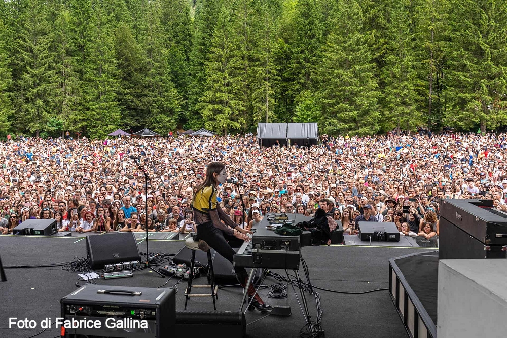 LUCIO CORSI, IL SUSSURRO ROCK CHE INCANTA CINQUEMILA CUORI AI LAGHI DI FUSINE ALLA TRENTESIMA EDIZIONE DEL NO BORDERS MUSIC FESTIVAL