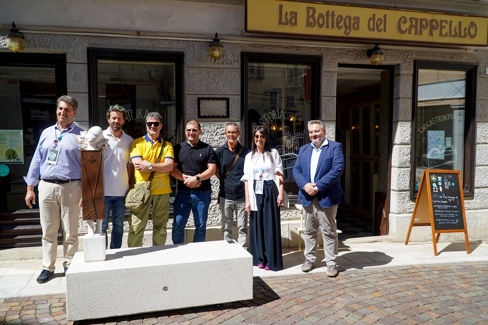 LA VIA DEL BORGO: SVELATE LE PANCHINE NARRANTI DI CONFCOMMERCIO GORIZIA NEL CUORE DELLA CITTÀ