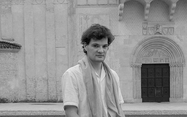 ALLA BIBLIOTECA COMUNALE QUARANTOTTI GAMBINI, IN OCCASIONE DELLA MOSTRA “POETI IN ACQUARELLO” DI GASTONE BIANCHI, INCONTRO CON CARLO SELAN E LA SUA POESIA