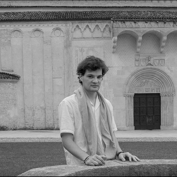 ALLA BIBLIOTECA COMUNALE QUARANTOTTI GAMBINI, IN OCCASIONE DELLA MOSTRA “POETI IN ACQUARELLO” DI GASTONE BIANCHI, INCONTRO CON CARLO SELAN E LA SUA POESIA