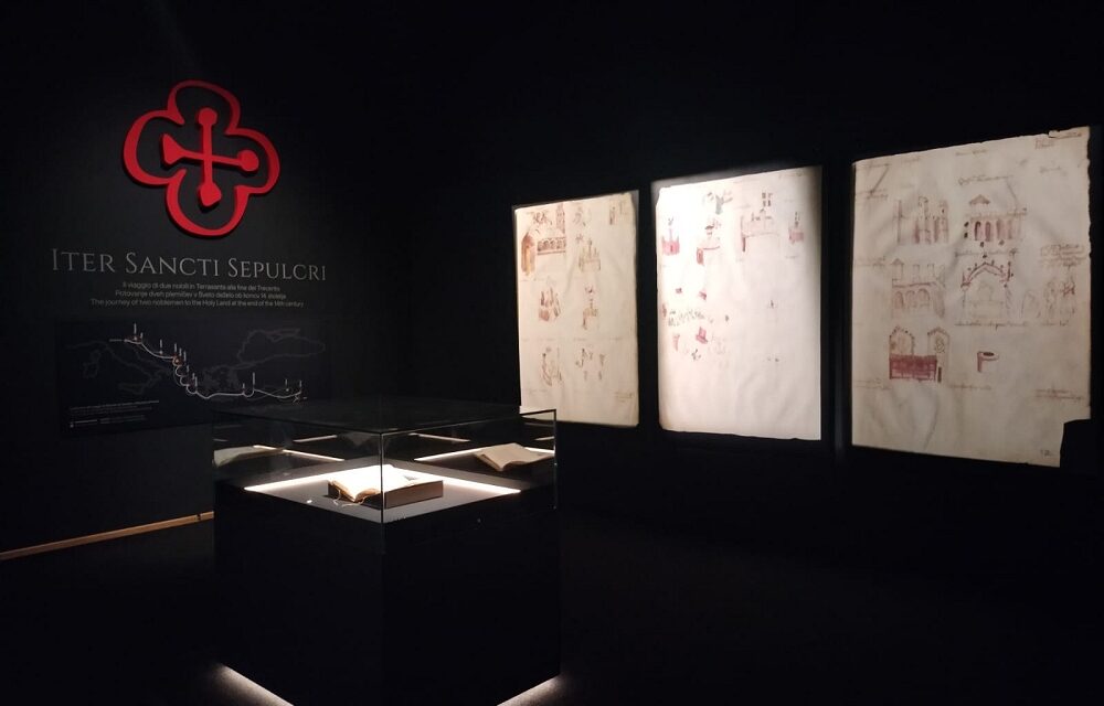 LA FONDAZIONE CARIGO APRE UN NUOVO CAPITOLO ESPOSITIVO CON L’ANTICO MANOSCRITTO “ITER SANCTI SEPULCRI” MESSO A DISPOSIZIONE DALLA FONDAZIONE PALAZZO CORONINI CRONBERG