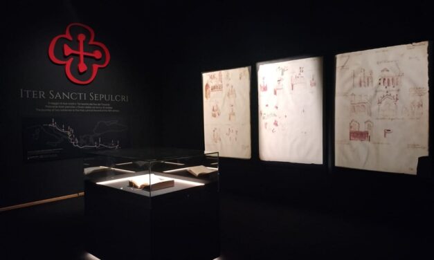 LA FONDAZIONE CARIGO APRE UN NUOVO CAPITOLO ESPOSITIVO CON L’ANTICO MANOSCRITTO “ITER SANCTI SEPULCRI” MESSO A DISPOSIZIONE DALLA FONDAZIONE PALAZZO CORONINI CRONBERG