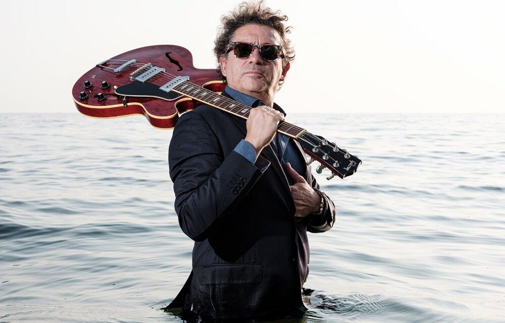 Blues & Cars III Edizione, Mike Sponza: il bluesman visionario torna live tra auto d’epoca e vini pregiati sabato 12  luglio 2025 dalle 19.30 presso Promoturismo FVG – Infopoint di Sistiana