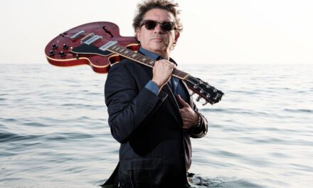 Blues & Cars III Edizione, Mike Sponza: il bluesman visionario torna live tra auto d’epoca e vini pregiati sabato 12  luglio 2025 dalle 19.30 presso Promoturismo FVG – Infopoint di Sistiana