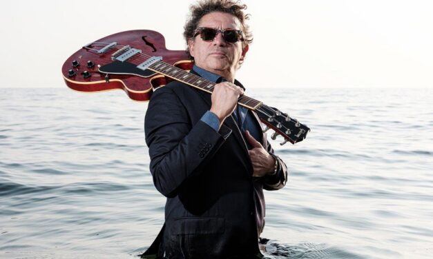 Blues & Cars III Edizione, Mike Sponza: il bluesman visionario torna live tra auto d’epoca e vini pregiati sabato 12  luglio 2025 dalle 19.30 presso Promoturismo FVG – Infopoint di Sistiana