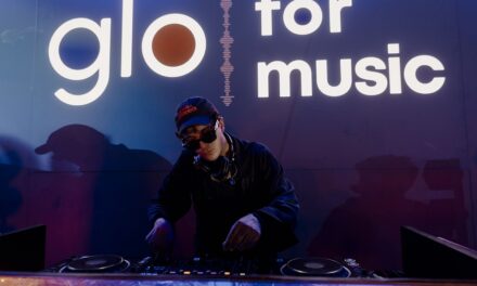 Tananai conquista Fregene con un’esibizione live a sorpresaper “glo for music”