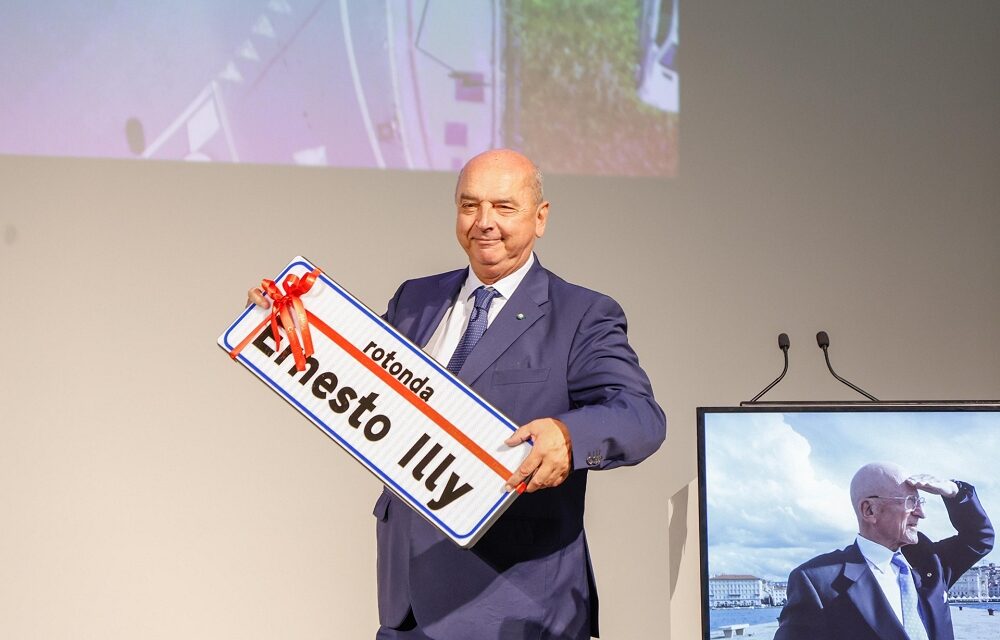 IL SINDACO DURANTE IL CONVEGNO DEDICATO AD ERNESTO ILLY HA DONATO ALLA FAMIGLIA LA TARGA DELLA NUOVA ROTONDA DI VIA FLAVIA
