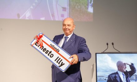 IL SINDACO DURANTE IL CONVEGNO DEDICATO AD ERNESTO ILLY HA DONATO ALLA FAMIGLIA LA TARGA DELLA NUOVA ROTONDA DI VIA FLAVIA