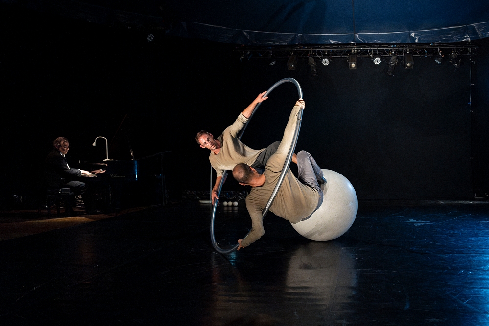 Al Teatro Nuovo Giovanni da Udine arrivano le acrobazie e le evoluzioni della Compagnia Circoncentrique