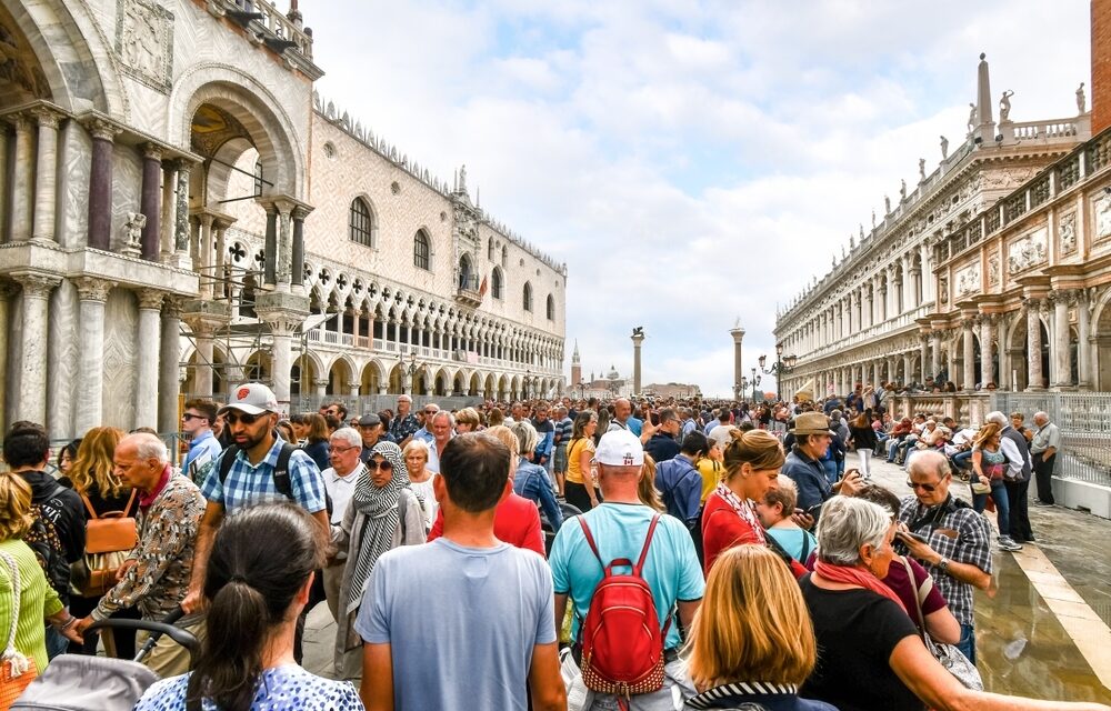 VIAGGI, IL BOOM DEL TURISMO CULTURALE (+117% ENTRO IL 2035): ECCO I 10 COMPORTAMENTI DA EVITARE PER PROTEGGERE CITTÀ D’ARTE E SITI ARCHEOLOGICI