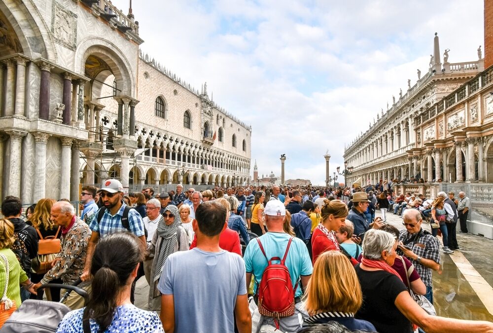 VIAGGI, IL BOOM DEL TURISMO CULTURALE (+117% ENTRO IL 2035): ECCO I 10 COMPORTAMENTI DA EVITARE PER PROTEGGERE CITTÀ D’ARTE E SITI ARCHEOLOGICI