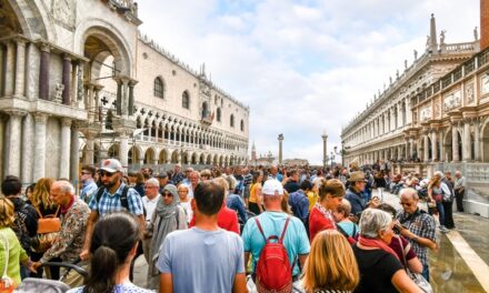 VIAGGI, IL BOOM DEL TURISMO CULTURALE (+117% ENTRO IL 2035): ECCO I 10 COMPORTAMENTI DA EVITARE PER PROTEGGERE CITTÀ D’ARTE E SITI ARCHEOLOGICI