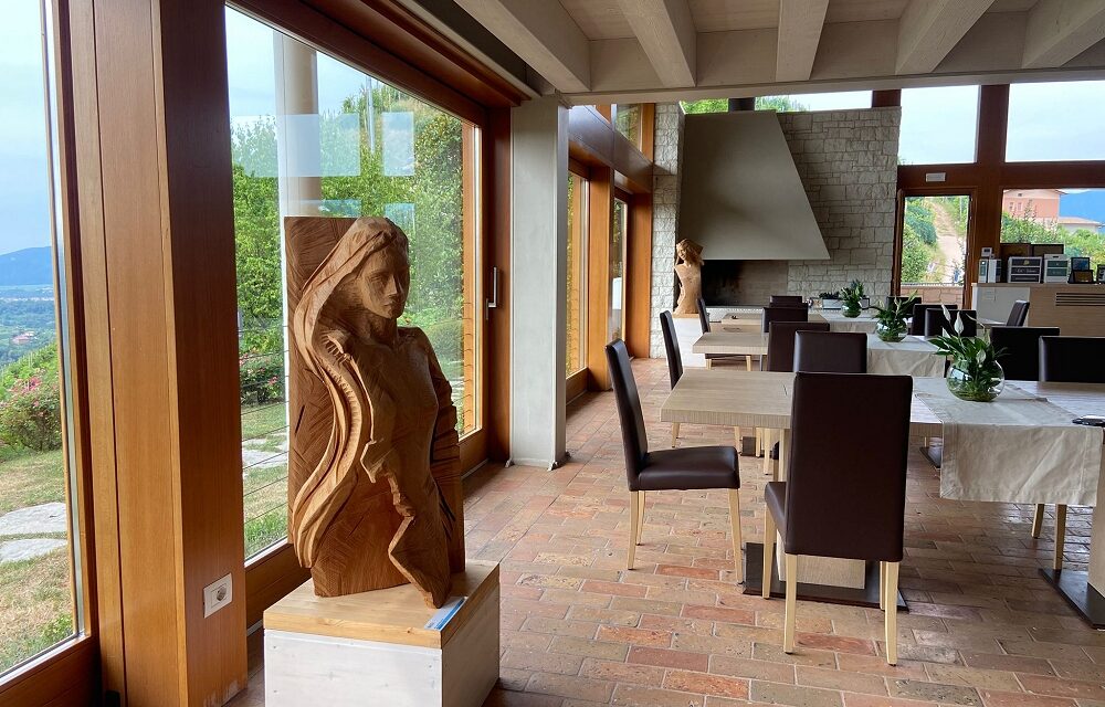 Il progetto Terra d’Arte porta da Col Vetoraz le sculture lignee di Arianna Gasperina