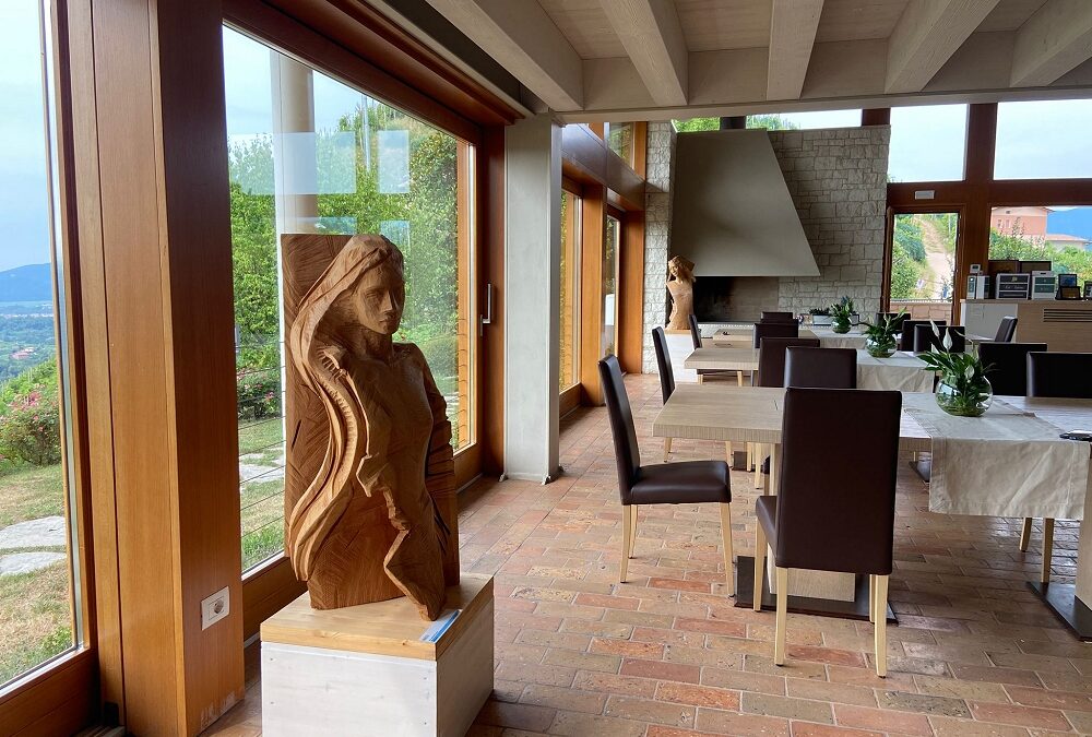 Il progetto Terra d’Arte porta da Col Vetoraz le sculture lignee di Arianna Gasperina