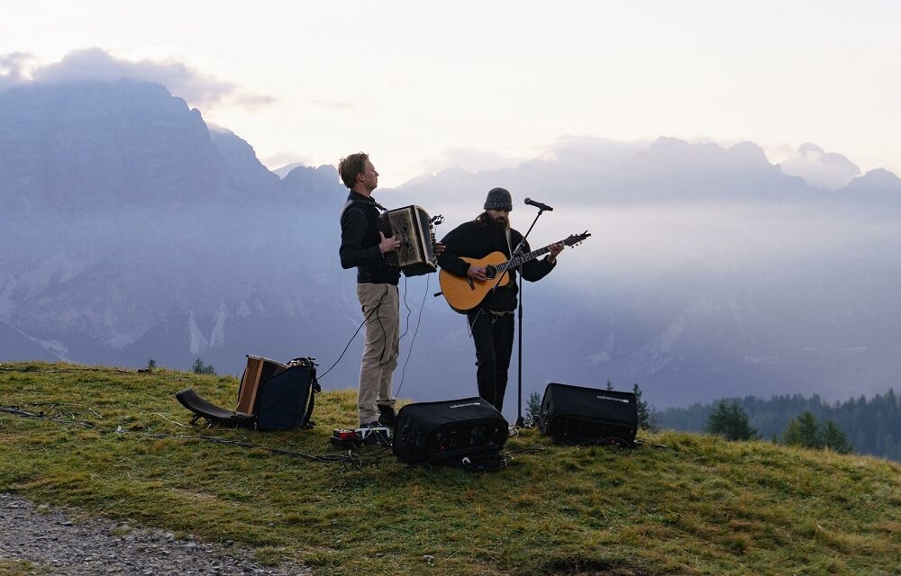 MOVIMËNT SUNRISE CONCERT AL PIZ LA ILA: GRANDE SUCCESSO ALL’ALBA CON ANDREA CASTA E AURELA CÖRTA