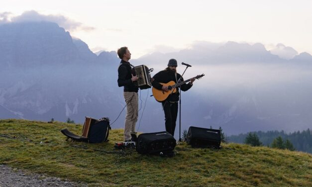 MOVIMËNT SUNRISE CONCERT AL PIZ LA ILA: GRANDE SUCCESSO ALL’ALBA CON ANDREA CASTA E AURELA CÖRTA