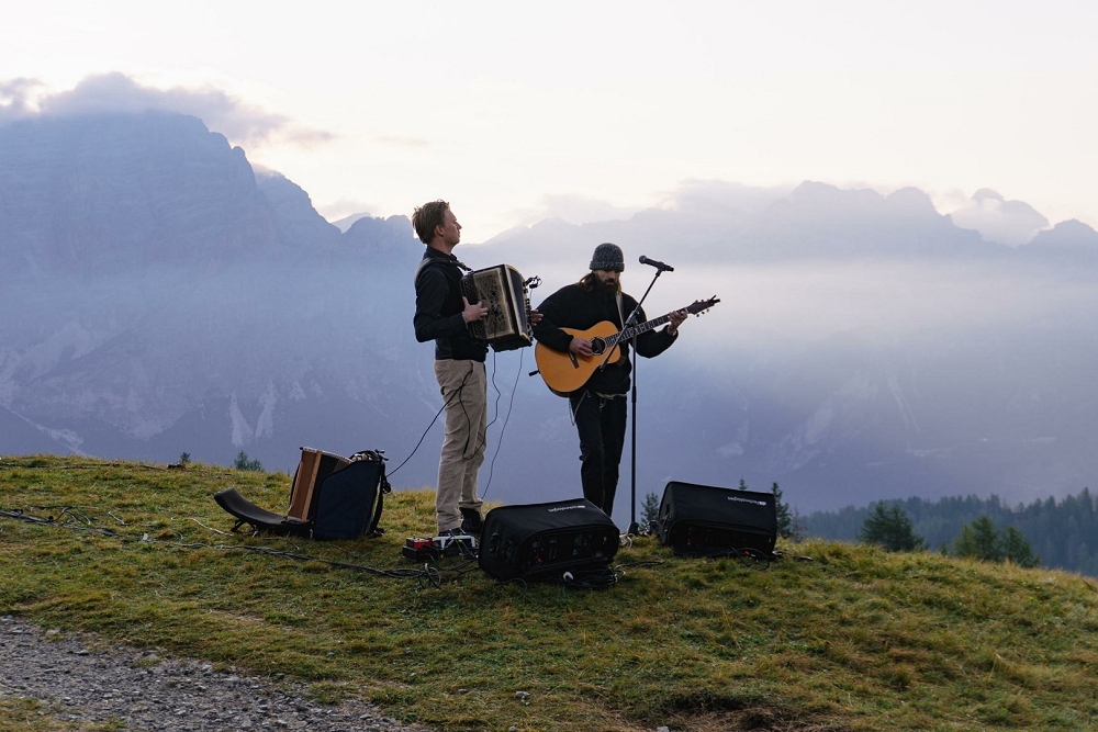 MOVIMËNT SUNRISE CONCERT AL PIZ LA ILA: GRANDE SUCCESSO ALL’ALBA CON ANDREA CASTA E AURELA CÖRTA
