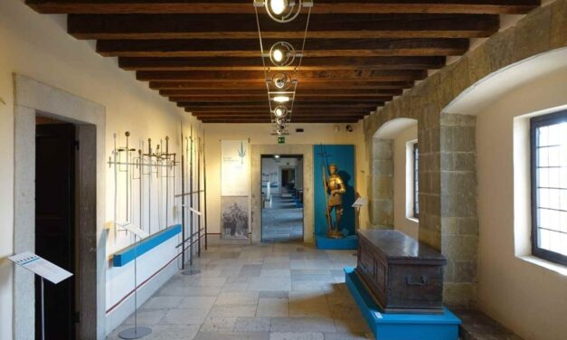 VENERDÌ 8 AGOSTO ALLE ORE 19 VISITA GUIDATA SERALE GRATUITA ALL’ARMERIA DEL CASTELLO DI SAN GIUSTO