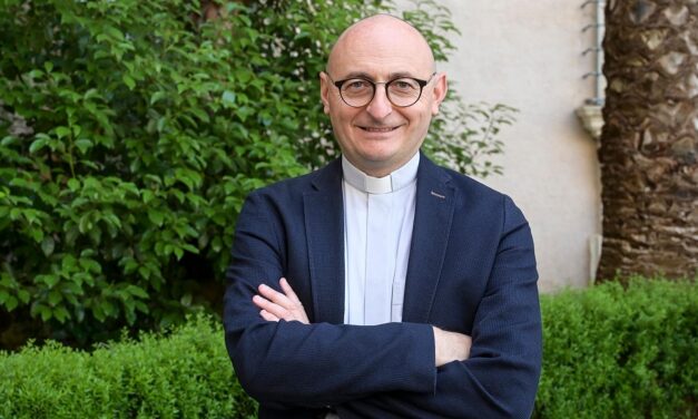 DARE UN’ANIMA ALLA POLITICA: DON BRUNO BIGNAMI AD AURONZO DI CADORE PER PRESENTARE L’ULTIMO LIBRO, APPROFONDENDO IL LEGAME TRA SPIRITUALITÀ E POLITICA