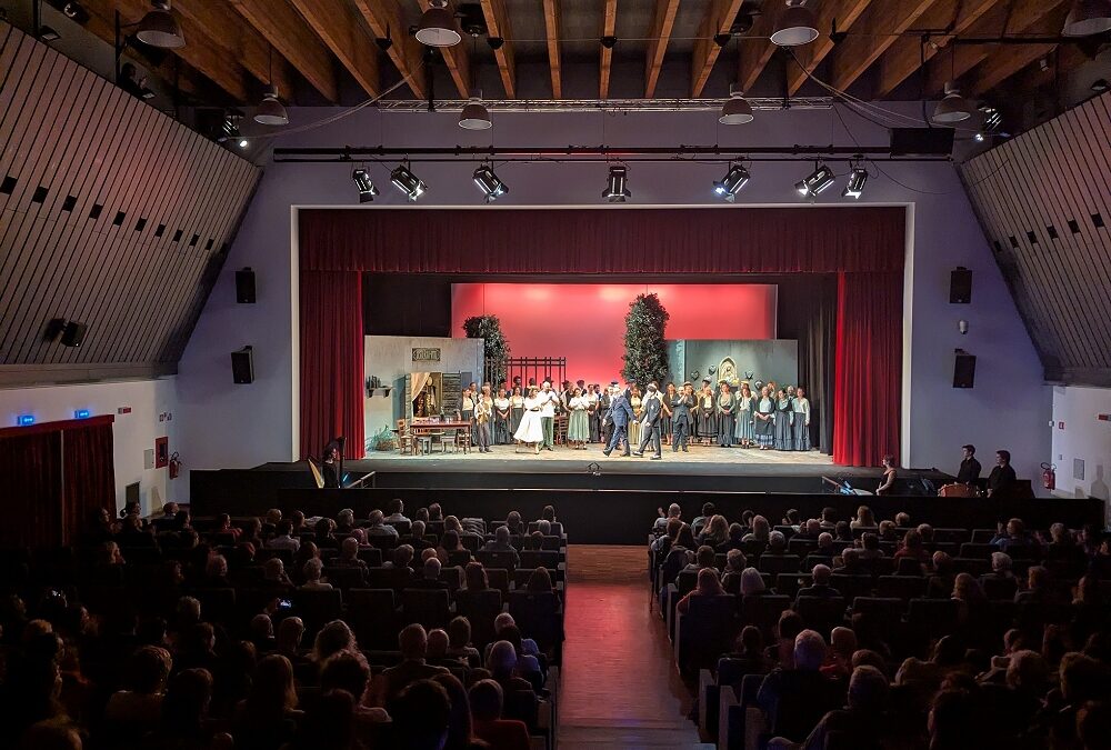 A CORTINA D’AMPEZZO “CAVALLERIA RUSTICANA” SOLD OUT: IL PUBBLICO PREMIA L’OPERA NATA DALLA SINERGIA TRA CORTINATEATRO, TEATRO LA FENICE, TEATRO SOCIALE DI ROVIGO E ORCHESTRA REGIONALE FILARMONIA VENETA