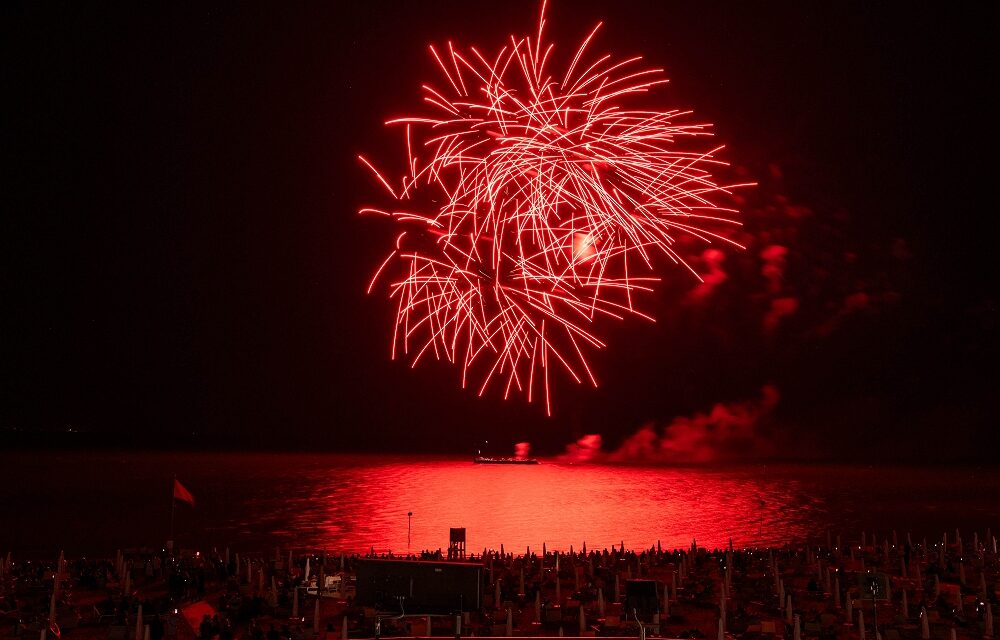 Trenta minuti di pura poesia: l’Incendio del Mare incanta Lignano Pineta