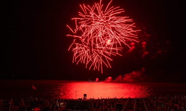 Trenta minuti di pura poesia: l’Incendio del Mare incanta Lignano Pineta