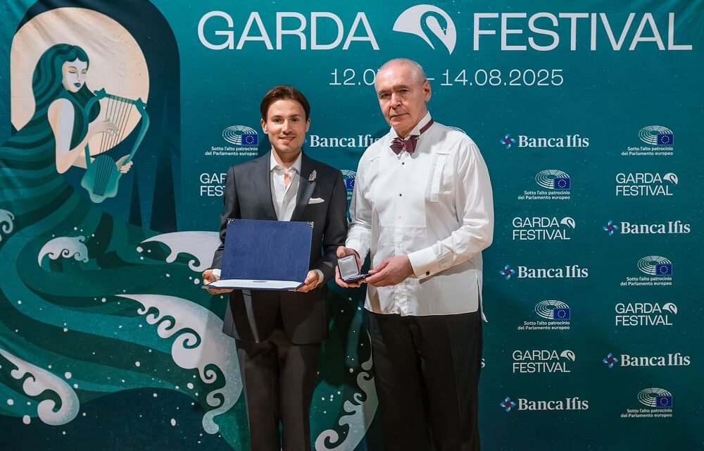 PREMIO CIGNO DEL GARDA A MURAT KARAHAN: PUBBLICO EROICO SOTTO LA PIOGGIA, SI VOLA VERSO IL GRAN FINALE DEL GARDA FESTIVAL