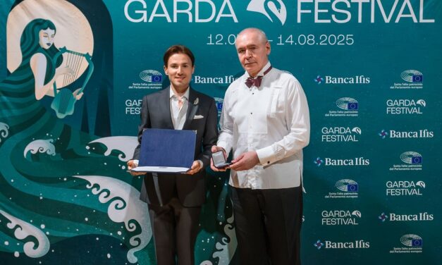 PREMIO CIGNO DEL GARDA A MURAT KARAHAN: PUBBLICO EROICO SOTTO LA PIOGGIA, SI VOLA VERSO IL GRAN FINALE DEL GARDA FESTIVAL