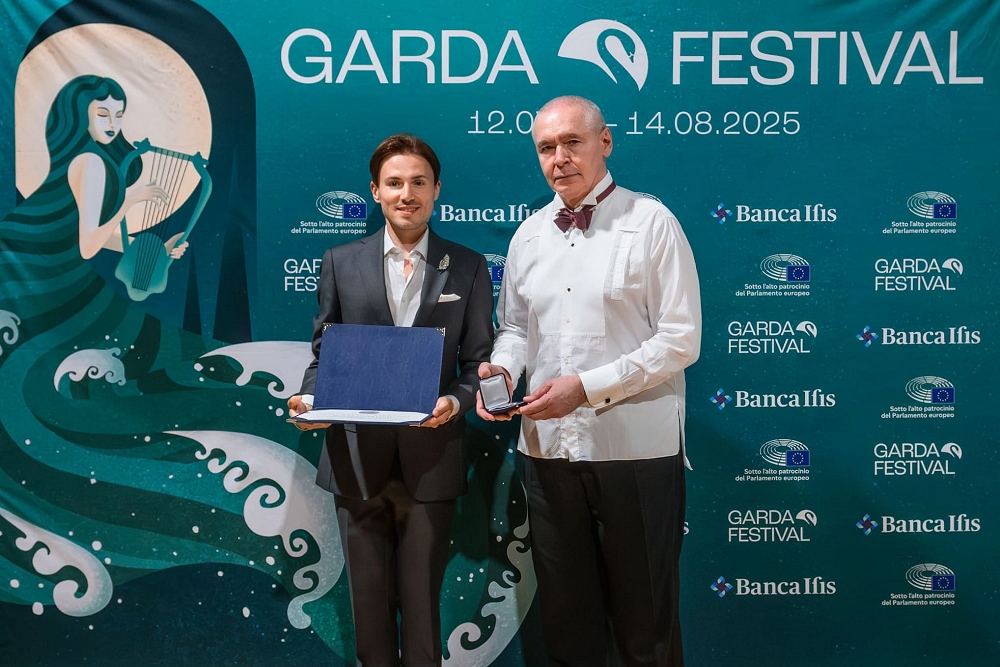 PREMIO CIGNO DEL GARDA A MURAT KARAHAN: PUBBLICO EROICO SOTTO LA PIOGGIA, SI VOLA VERSO IL GRAN FINALE DEL GARDA FESTIVAL
