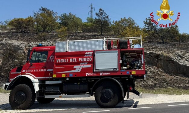 INCENDIO STERPAGLIE IN COMUNE DI DUINO AURISINA: STRADA CHIUSA!