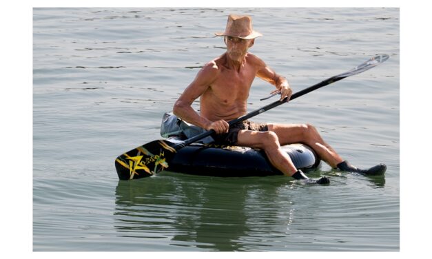 Lignano Sabbiadoro: dal ghiacciaio al mare a bordo di una camera d’aria, ecco l’impresa solidale di Martin Müller