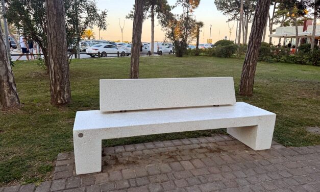 Continua il rinnovo dell’arredo urbano nel Parco del Mare di Lignano Pineta: sostenibilità e design per uno spazio verde unico