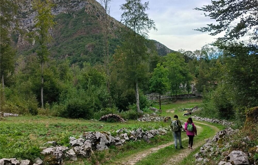 ALLA SCOPERTA DEGLI ANTICHI PASCOLI SOPRA IL LAGO BLU COBALTO: DOMENICA 10 AGOSTO SUGGESTIVA ESCURSIONE SULL’ALTOPIANO DEL MONTE PRAT