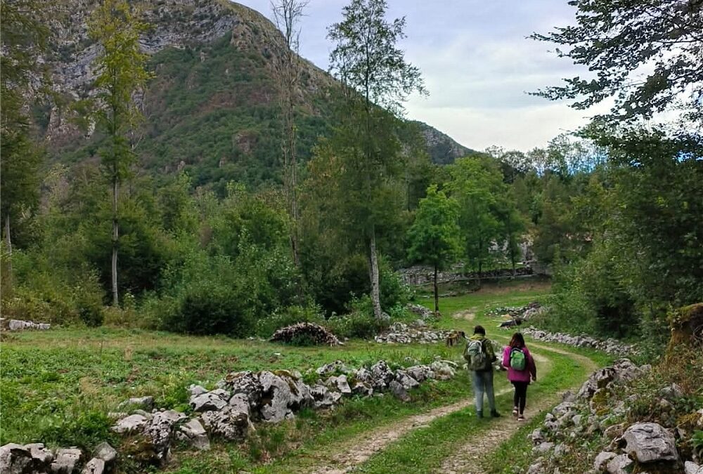 ALLA SCOPERTA DEGLI ANTICHI PASCOLI SOPRA IL LAGO BLU COBALTO: DOMENICA 10 AGOSTO SUGGESTIVA ESCURSIONE SULL’ALTOPIANO DEL MONTE PRAT