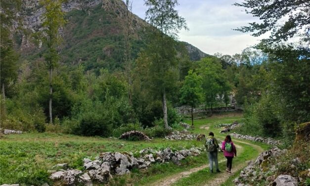 ALLA SCOPERTA DEGLI ANTICHI PASCOLI SOPRA IL LAGO BLU COBALTO: DOMENICA 10 AGOSTO SUGGESTIVA ESCURSIONE SULL’ALTOPIANO DEL MONTE PRAT