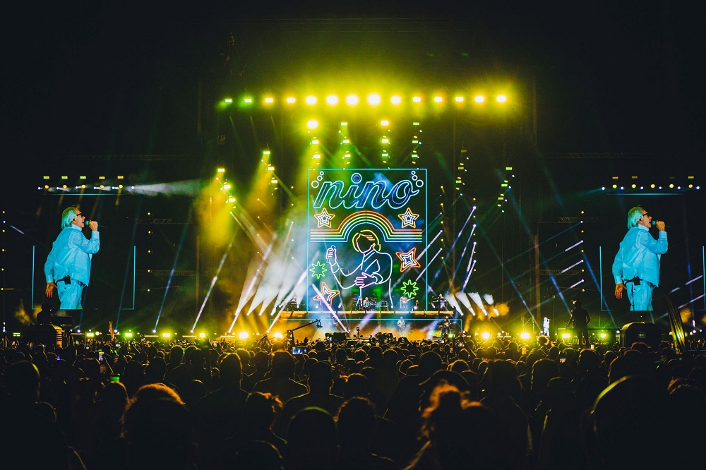 Prosegue il tour “I MIEI MERAVIGLIOSI ANNI ’80 Estate 2025” di NINO D’ANGELO, sabato 9 agosto all’Arena Alpe Adria a Lignano Sabbiadoro, l’artista farà rivivere l’energia degli anni ’80