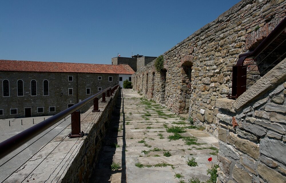 NELL’AMBITO DELL’INIZIATIVA “L’ORA DI STORIA” GIOVEDÌ 14, 21 E 28 AGOSTO ALLE ORE 19 SONO IN PROGRAMMA TRE VISITE GUIDATE LUNGO LE MURA E SUI BASTIONI DEL CASTELLO DI SAN GIUSTO