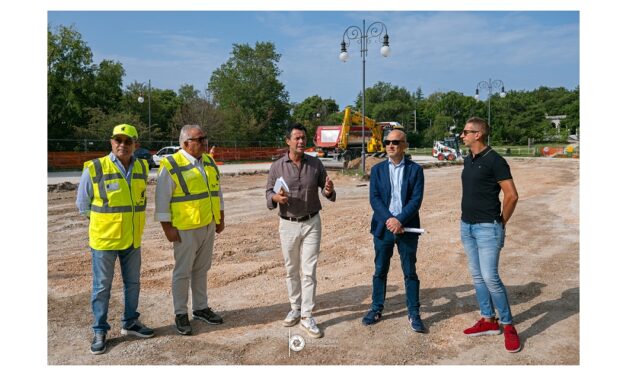 CONSEGNATI I LAVORI DI RIQUALIFICAZIONE DEL PARCHEGGIO DEL FERDINANDEO ALL’INCROCIO TRA VIA DI CHIADINO E VIA DE MARCHESETTI. PREVEDONO LA REALIZZAZIONE DI PAVIMENTAZIONE DRENANTE E DI UNA FASCIA VERDE CENTRALE