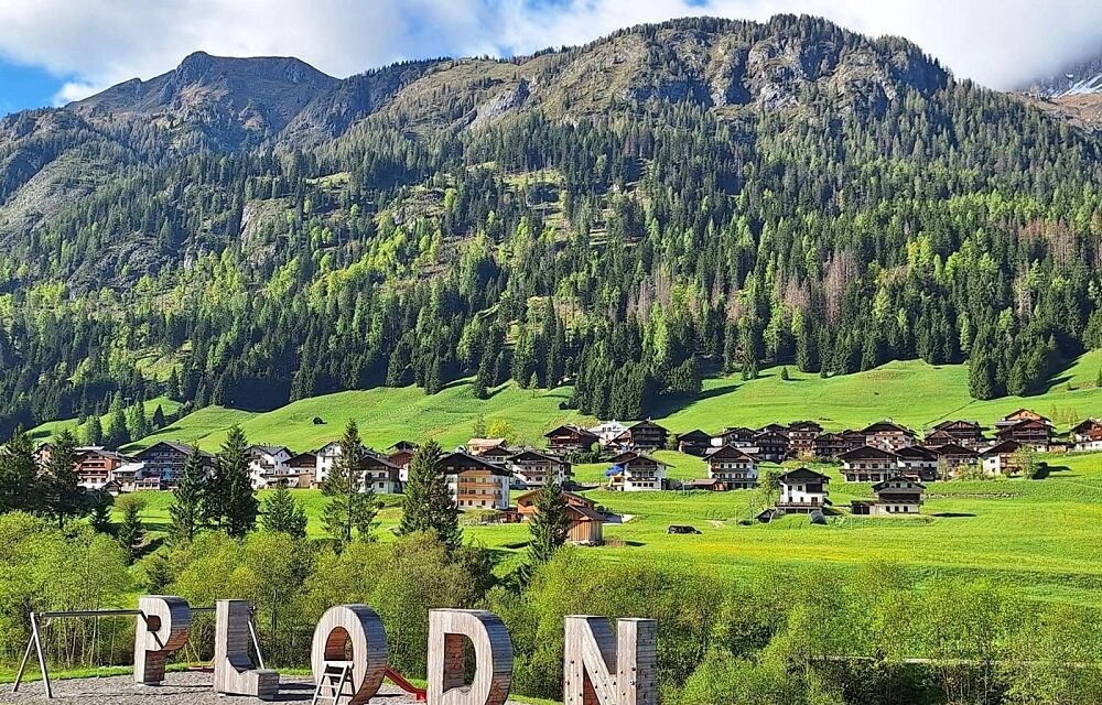 POSTE ITALIANE: A SAPPADA LA DIRETTRICE DELL’UFFICIO POSTALE CON LA PASSIONE PER LA CORSA E LO SNOWBOARD